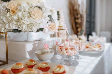 Şölende çikolata. Düğün masası şekerli, pastalı, pastalı, kekli, şekerli. Restoranda olay var.