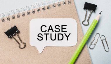 Ofis geçmişi olan beyaz bir çıkartma üzerinde metin vaka çalışması. Flat iş, finans ve kalkınma kavramına dayanır