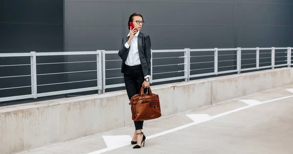 Una Donna Affari Controlla Tempo Città Durante Una Giornata Lavoro — Foto Stock