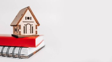 Eviniz güzelmiş. Tahmini ev vergisi ödüyorum. Kırmızı ev, not defteri ve etiket ile kopyala boşluk beyaz arkaplan