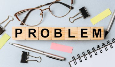 Ofis masasındaki tahta küplere probLEM kelimesi