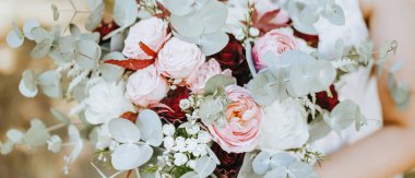 Gelin elinde kırmızı ve pembe çiçekli düğün buketi