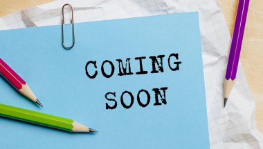 Ofisinde kalemler olan bir kağıda yazılmış yeni gelen metin.