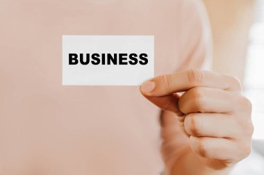 Elinde kartvizit tutan bir adam.