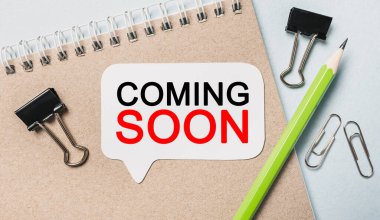 Ofis arkaplanı olan beyaz bir çıkartma üzerine mesaj geliyor. Flat iş, finans ve kalkınma kavramına dayanır