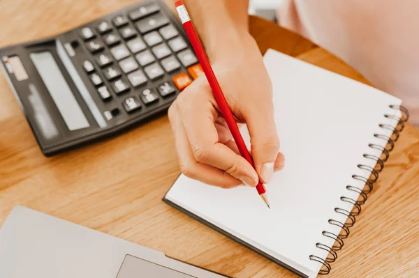 Man Schrijft Zakelijke Informatie Notebook Kantoor Met Rekenmachine Laptop — Stockfoto