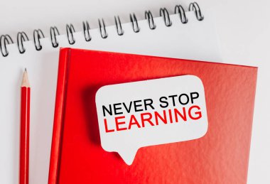 Ofis arkaplanı olan beyaz bir çıkartma üzerinde öğrenmeyi asla bırakma. Flat iş, finans ve kalkınma kavramına dayanır