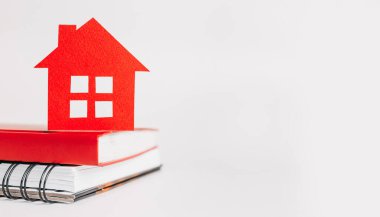 Eviniz güzelmiş. Tahmini ev vergisi ödüyorum. Kırmızı ev, not defteri ve etiket ile kopyala boşluk beyaz arkaplan