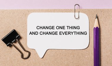 Bir şeyi değiştir ve ofis arkaplanı olan beyaz etiketteki her şeyi değiştir. Flat iş, finans ve kalkınma kavramına dayanır