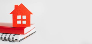 Eviniz güzelmiş. Tahmini ev vergisi ödüyorum. Kırmızı ev, not defteri ve etiket ile kopyala boşluk beyaz arkaplan