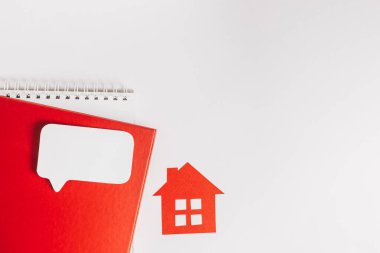 Eviniz güzelmiş. Tahmini ev vergisi ödüyorum. Kırmızı ev, not defteri ve etiket ile kopyala boşluk beyaz arkaplan