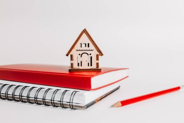 Eviniz güzelmiş. Tahmini ev vergisi ödüyorum. Kırmızı ev, not defteri ve etiket ile kopyala boşluk beyaz arkaplan