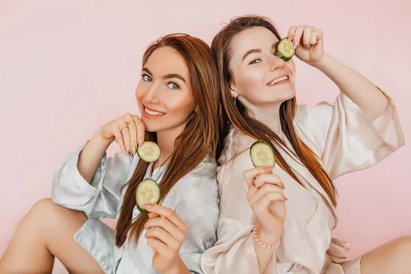 Dos Chicas Hacen Máscaras Belleza Caseras Pepinos Para Frescura Piel —  Fotos de Stock