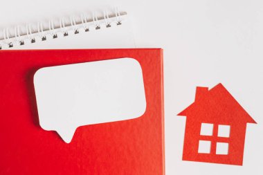 Eviniz güzelmiş. Tahmini ev vergisi ödüyorum. Kırmızı ev, not defteri ve etiket ile kopyala boşluk beyaz arkaplan