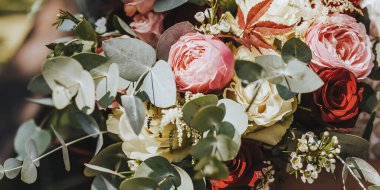 Gelin elinde kırmızı ve pembe çiçekli düğün buketi