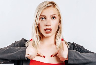 Gri izole arka planda parmakları olan güzel bir kız.