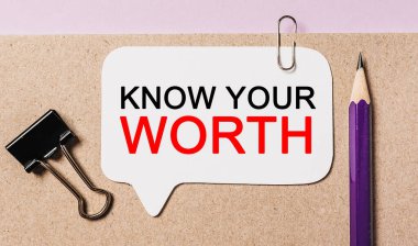 Ofis arkaplanı olan beyaz bir çıkartmada değerini bil. Flat iş, finans ve kalkınma kavramına dayanır