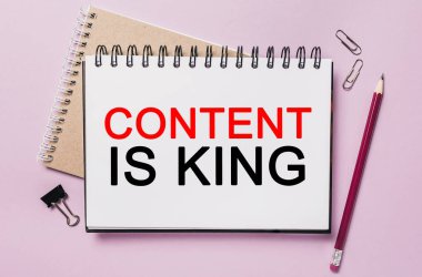 Metin İçeriği, ofis arkaplanı beyaz etiketli King 'dir. Flat iş, finans ve kalkınma kavramına dayanır