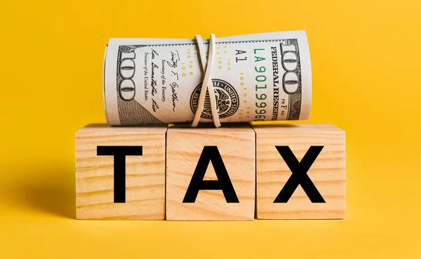 黄色の背景にお金で税金 ビジネス 税金の概念 — ストック写真