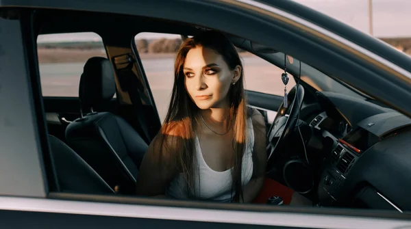 Hermosa Chica Joven Conduciendo Coche Noche Sol Puesta Del Sol — Foto de Stock