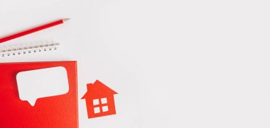 Eviniz güzelmiş. Tahmini ev vergisi ödüyorum. Kırmızı ev, not defteri ve etiket ile kopyala boşluk beyaz arkaplan