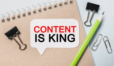 Metin İçeriği, ofis arkaplanı beyaz etiketli King 'dir. Flat iş, finans ve kalkınma kavramına dayanır