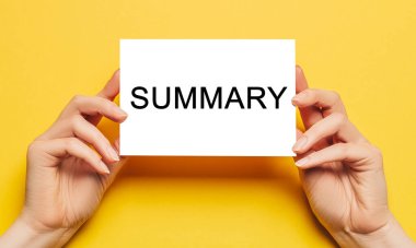 Sarı arka planda kısa özeti olan bir kadın el kağıdı tutuyor. İş ve finans kavramı