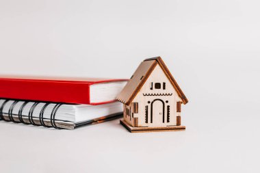 Eviniz güzelmiş. Tahmini ev vergisi ödüyorum. Kırmızı ev, not defteri ve etiket ile kopyala boşluk beyaz arkaplan