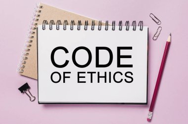 Ofis arkaplanı olan beyaz bir etikette Etik Metin Kodu. Flat iş, finans ve kalkınma kavramına dayanır