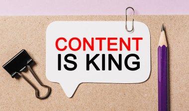 Metin İçeriği, ofis arkaplanı beyaz etiketli King 'dir. Flat iş, finans ve kalkınma kavramına dayanır