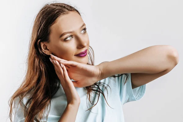 Una Hermosa Joven Sonríe Sueña Sostiene Sus Manos Cerca Cara — Foto de Stock