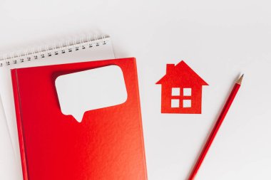 Eviniz güzelmiş. Tahmini ev vergisi ödüyorum. Kırmızı ev, not defteri ve etiket ile kopyala boşluk beyaz arkaplan