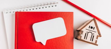 Eviniz güzelmiş. Tahmini ev vergisi ödüyorum. Kırmızı ev, not defteri ve etiket ile kopyala boşluk beyaz arkaplan