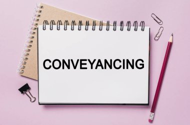 Ofis arkaplanı olan beyaz bir çıkartma üzerinde metin iletimi. Flat iş, finans ve kalkınma kavramına dayanır