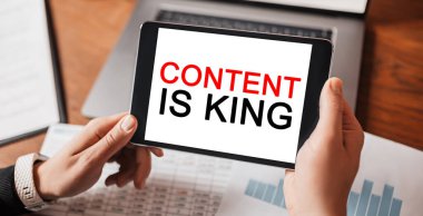 Metin içerikli tableti tutan adam işyerindeki kraldır. Belgelerle çalışan bir işadamı.