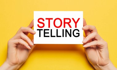 Sarı arkaplandaki en iyi pazarlama, elinde yazılı kâğıt tutan kadın elidir. İş ve finans kavramı