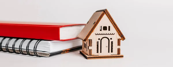 いい家だ 住宅税の見積もりと支払い 赤い家 メモ帳 スタンプでモックアップコピースペース白の背景 — ストック写真