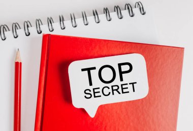 Ofis arkaplanı olan beyaz bir çıkartma üzerine çok gizli mesaj at. Flat iş, finans ve kalkınma kavramına dayanır