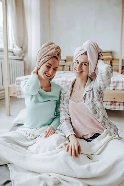 Két Lány Készít Házi Készítésű Arc Hajápoló Maszkot Uborka Bőr — Stock Fotó