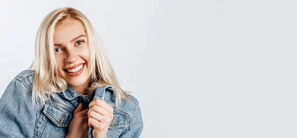 Hermosa Joven Linda Chica Envuelta Ropa Sobre Fondo Gris Aislado — Foto de Stock