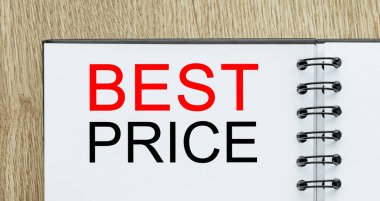 Tahta masadaki en iyi metni içeren not defteri. İş ve finans kavramı