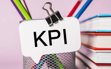 Ofis arkaplanı olan beyaz bir etikete KPI 'yi yaz. Flat iş, finans ve kalkınma kavramına dayanır