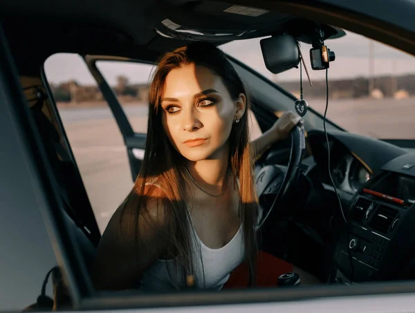 아름다운 소녀가 주차장에서 — 스톡 사진