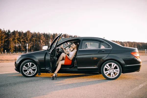 Schöne Junge Frau Steuer Eines Autos Abend Der Sonnenuntergangssonne Auf — Stockfoto