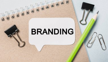 Ofis arkaplanlı beyaz bir çıkartma üzerine yazı damgası. Flat iş, finans ve kalkınma kavramına dayanır