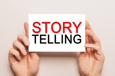 Sarı arkaplandaki en iyi pazarlama, elinde yazılı kâğıt tutan kadın elidir. İş ve finans kavramı