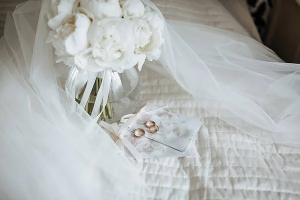 Dois Anéis Casamento Anel Noivado Estão Convite Com Fundo Flores — Fotografia de Stock