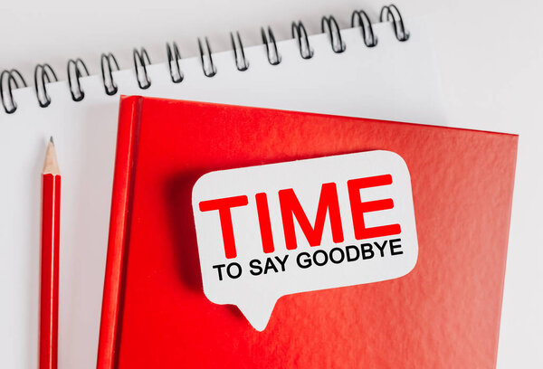 Текст "Прощай" на белой наклейке с канцелярским фоном. Плоская основа концепции бизнеса, финансов и развития