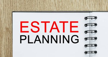 Tahta masa üzerinde metin gayrimenkul planlaması olan not defteri. İş ve finans kavramı