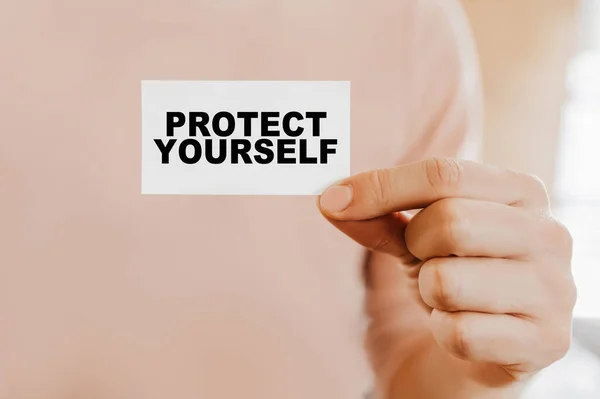 Hombre Sosteniendo Una Tarjeta Visita Con Protect Yourself —  Fotos de Stock